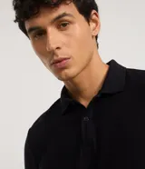 Camisa polo Marfinno de corte regular para hombre, de color negro con diseño texturizado, manga corta y cuello con cierre de botones.