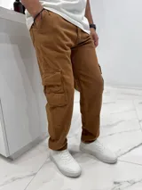 Pantalón cargo de jean color chocolate, de corte holgado y diseño oversize con múltiples bolsillos laterales.