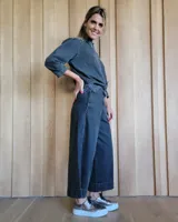 Pantalón capri de jean celeste, de corte amplio y tiro alto.