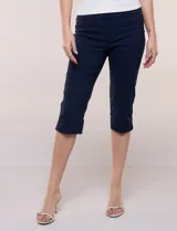 Pantalón capri blanco de tiro alto, corte entallado y silueta ajustada, con pretina ancha elastizada sin cierres, bolsillos simulados al frente y pequeños tajos en los ruedos.
