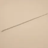 Pulsera de eslabones tipo rolo fabricada en plata 925, con acabado pulido brillante y cierre de mosquetón.