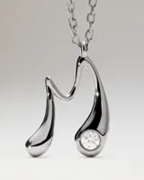Collar de plata con cadena de eslabones y colgante en forma de letra M con detalle de circonia brillante.