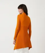 Cardigan largo de punto texturizado color ladrillo, con abertura frontal y terminación en puntas.