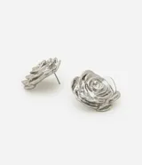 Aros plateados con forma de rosa, con cierre de tornillo.