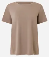 Remera deportiva de manga corta y cuello redondo, confeccionada en tejido técnico de poliamida y elastano. Presenta un diseño liso con costuras laterales y un detalle de recorte en la espalda, ideal para actividades físicas por su ligereza y capacidad de secado rápido.