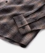 Camisa de manga larga confeccionada en franela de algodón, con diseño de cuadros, cuello inglés, cierre frontal con botones y un bolsillo en el pecho.
