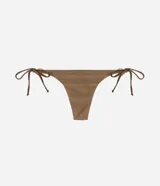 Conjunto de bikini color verde oliva metalizado, compuesto por un corpiño triangular con breteles finos y detalle de aro de paja en el centro, y una bombacha con lazos laterales y adornos de argollas de paja.