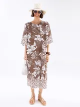 Vestido marrón con estampado floral blanco y detalles animal print en ruedo y mangas.