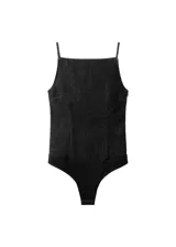 Top de denim color negro, ajustado al cuerpo, con escote cuadrado y tirantes finos.