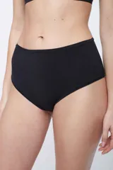 Bombacha tiro alto color negro, confeccionada en microfibra suave y elástica, con fundillo de algodón.