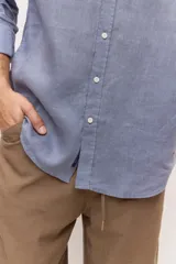Camisa de lino color marrón mocha, de corte regular, con cuello clásico, mangas largas y cierre frontal con botones al tono.