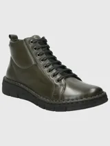 Bota acordonada de cuero color verde oliva, con suela de poliuretano negra y costuras reforzadas en el borde.