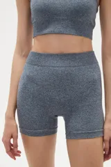 Short deportivo de calce ajustado, confeccionado en tejido de punto sin costuras con efecto melange.