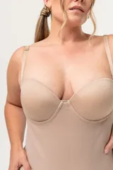 Body modelador reductor color piel, strapless, con aro y copa. Breteles regulables desmontables. Reforzado en zona abdominal para mayor contención. Broches en entrepierna con fundillo en algodón 100%.
