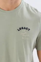 Remera de manga corta y cuello redondo color azul melange, con estampa y letras bordadas en el pecho.