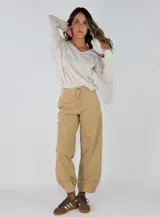 Pantalon de gabardina color beige, de corte holgado y estilo cargo con costuras reforzadas en el ruedo.