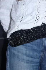 Pañuelo versátil confeccionado en tela de fiesta totalmente cubierta de lentejuelas azul marino, diseñado para usar como faja, bufanda, accesorio para el cabello u otras combinaciones.