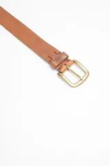 Cinto de cuero color marrón con hebilla metálica dorada.