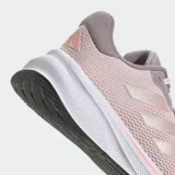 Championes de running Adidas Response, color rosa pálido con detalles en gris lila y tres franjas laterales en tono rosado metálico. Cuentan con mediasuela de EVA blanca y suela exterior de caucho negra.