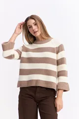 Buzo de punto con diseño de rayas horizontales anchas en color negro y celeste. Presenta cuello redondo, mangas largas y un corte holgado con terminaciones acanaladas.