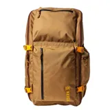 Mochila de gran capacidad con diseño técnico, color marrón con detalles en amarillo. Cuenta con múltiples compartimentos con cierre, correas de compresión laterales, panel trasero ergonómico y compartimento para laptop.