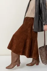 Pollera midi confeccionada en cuero antílope, con diseño de cortes que aportan movimiento y caída. Cuenta con cierre y broche en la parte posterior.