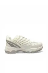 Zapatilla deportiva chunky color blanco con detalles en gris, suela gruesa texturizada y diseño de malla y capas superpuestas.