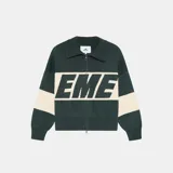 Campera de tejido de punto color verde oscuro con cuello tipo polo y cierre frontal. Presenta franjas anchas color beige en el pecho con la inscripción "EME" en letras grandes y franjas a juego en las mangas. Corte oversize.