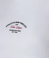 Remera corta deportiva blanca confeccionada en microfibra con textura perforada. Tiene cuello redondo, mangas cortas, tecnología Dry y estampa lettering 'Athletics New York City'.
