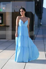 Vestido largo celeste con breteles finos con detalle de cadena, escote en V y corte imperio con falda escalonada.