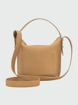 Cartera bucket S Longchamp modelo Le Cadence, confeccionada en cuero granulado color bordó. Presenta solapa frontal con botón a presión metálico dorado y grabado de la marca, asa superior de mano y correa de hombro ajustable y desmontable.