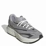 Championes deportivos Adidas modelo Lightblaze, color gris con detalles en blanco y negro. Presentan una estructura de malla transpirable con refuerzos de gamuza sintética, cordones blancos y una entresuela gruesa con tecnología Lightstrike para mayor amortiguación.