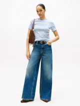 Remera de manga corta, corte slim, con cuello redondo y estampado de rayas horizontales azules y blancas. Presenta un pequeño logo bordado en el pecho.