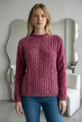 Sweater de chenille con textura de punto trenzado vertical, cuello redondo y puños acanalados.