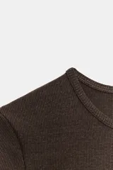 Camiseta de manga corta color marrón, con cuello redondo y corte slim fit.