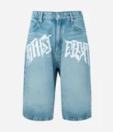 Bermuda masculina de jean con lavado claro, corte baggy relaxed y estampado lettering blanco en la parte delantera. Cuenta con bolsillos funcionales y cierre de cremallera y botón. Confeccionada en algodón certificado BCI.