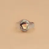 Anillo tipo sello de plata 925 con aplique central de oro 9k en forma de gorro de chef, rodeado por un detalle texturizado.