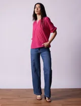 Blusa de gasa estampada marca Sioni, con cuello a la base y escote en V. Manga 3/4 con terminación fruncida.