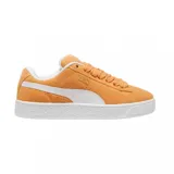 Championes Puma Suede XL color naranja con franja lateral blanca y suela blanca.