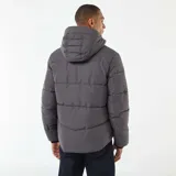 Campera acolchada de corte recto en color gris, con capucha ajustable, cierre frontal de cremallera y botones a presión, y bolsillos laterales.
