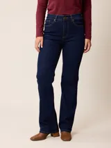 Jean de corte recto y tiro alto, confeccionado en denim azul oscuro con costuras en contraste. Presenta diseño clásico de cinco bolsillos, cierre frontal con botón y bragueta.