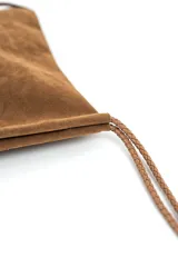 Cartera de mano negra con flecos largos colgantes y correa delgada.
