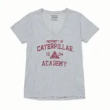 Remera gris de manga corta con cuello en V y estampado frontal con el logo de Caterpillar y la leyenda "Property of Caterpillar Academy 1904".