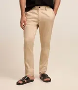 Pantalón de corte slim confeccionado en tejido de sarga, con cintura con trabillas, cierre tradicional y bolsillos laterales y traseros.