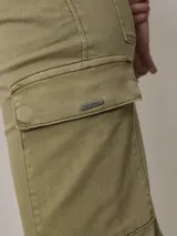 Pantalón cargo color beige de denim, con corte recto y bolsillos laterales con solapa.