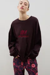 Sweatshirt de cuello redondo y corte holgado, color bordó, con logo bordado en el pecho.