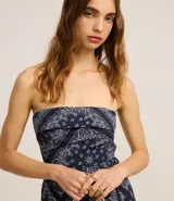 Vestido largo strapless de tricolina con estampado paisley en tonos azul marino y blanco.