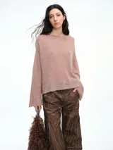 Sweater de punto en mezcla de mohair con lentejuelas sutiles incorporadas. Presenta cuello redondo, hombros caídos, mangas largas con leve acampanado y un calce relajado.