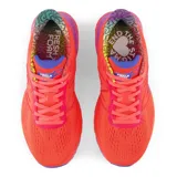 Championes de running New Balance modelo 880 v12, color naranja vibrante con detalles en violeta. Presentan entresuela de doble capa con tecnología Fresh Foam X para mayor amortiguación y empeine de malla técnica para una óptima ventilación.