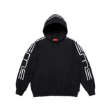 Campera canguro Supreme de color negro con cierre frontal completo y capucha. Presenta diseño estampado de líneas blancas que forman la palabra Supreme a lo largo de las mangas y sobre la capucha, además de bolsillos tipo canguro en la parte frontal.